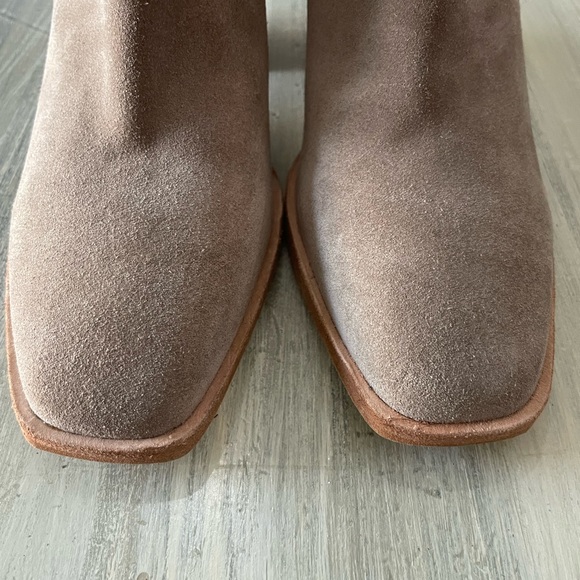 Jeffrey Campbell Rosee Heeled Ankle Bootie Women’s size 9 in Beige Suede - Picture 3 of 8